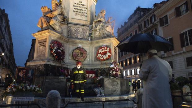 El Papa se presenta por sorpresa al amanecer para la ofrenda floral a la Inmaculada en la plaza de España