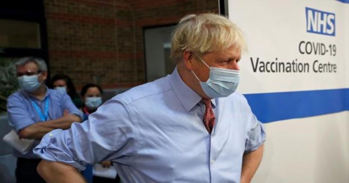 Boris Johnson este martes en uno de los hospitales donde se vacuna contra el Covid en Reino Unido