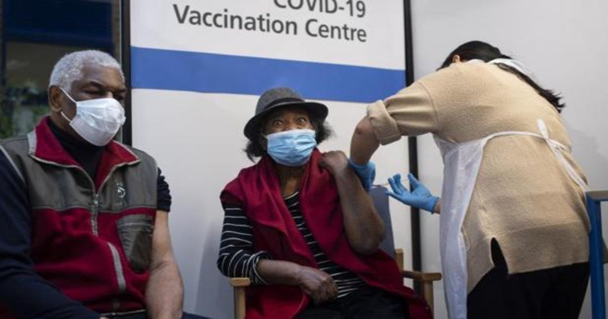 Una mujer se vacuna en Guy's Hospital, en Londres