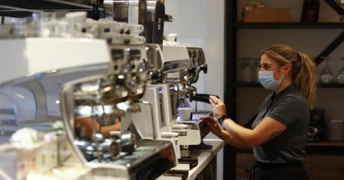 Una camarera sirviendo café en un bar de Granada,