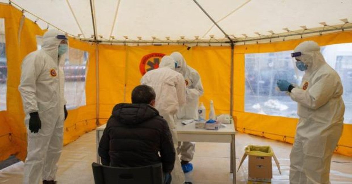 Voluntarios de la Brigata Sanitaria Soccorso Rosso hacen test en Milán