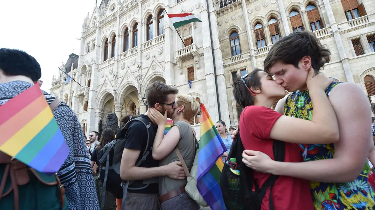 Hungría veta la adopción a parejas homosexuales y reduce el concepto de  familia