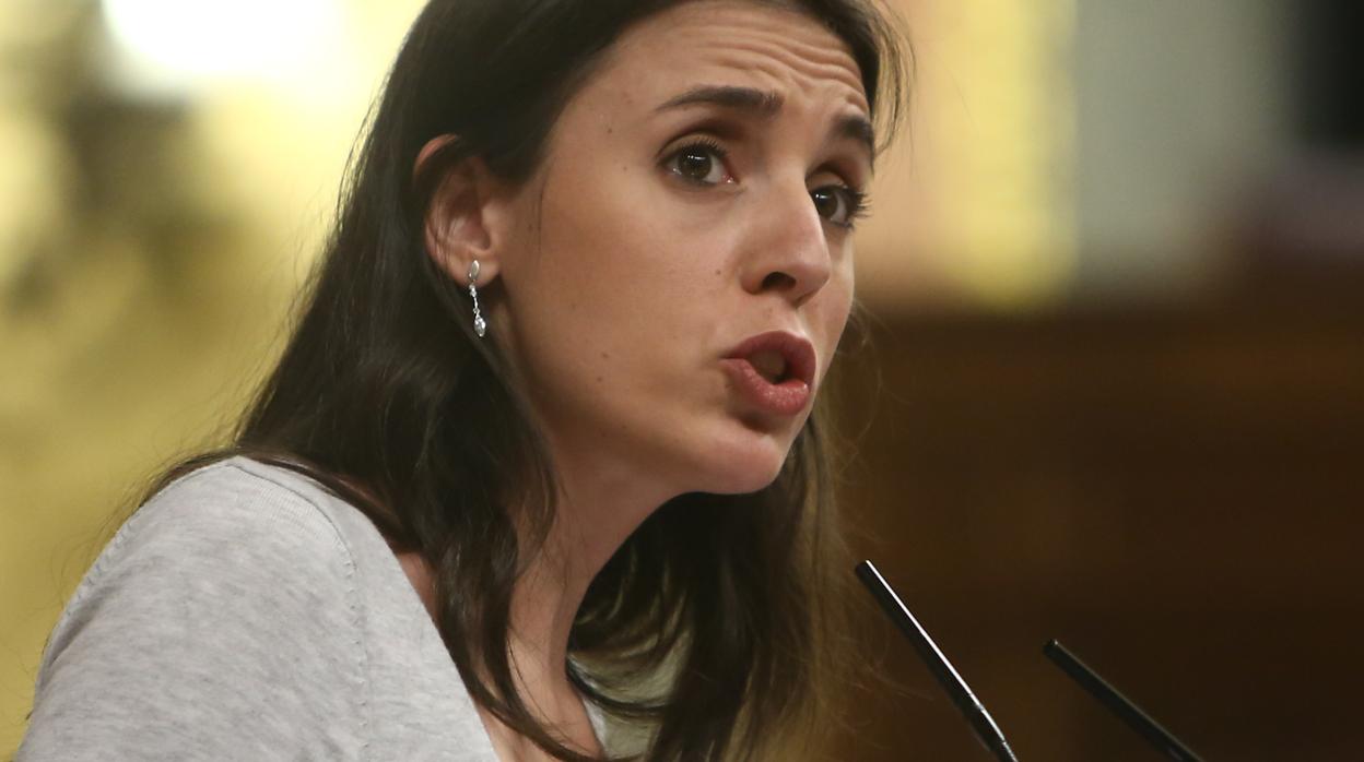 La ministra de Igualdad, Irene Montero, interviene durante una sesión plenaria en el Congreso de los Diputados, el pasado dos de diciembre