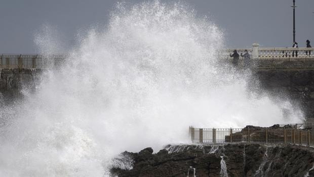 Alerta amarilla en Galicia por olas de hasta cinco metros y fuertes lluvias y vientos