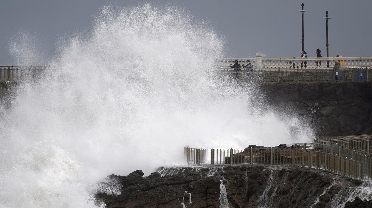 Alerta amarilla en Galicia por olas de hasta cinco metros y fuertes lluvias y vientos