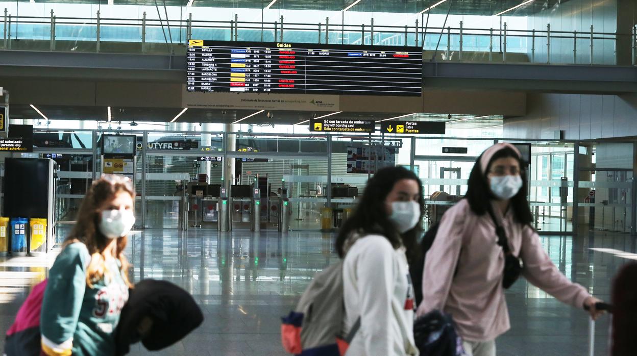 Unos pasajeros en un aeropuerto durante el coronavirus