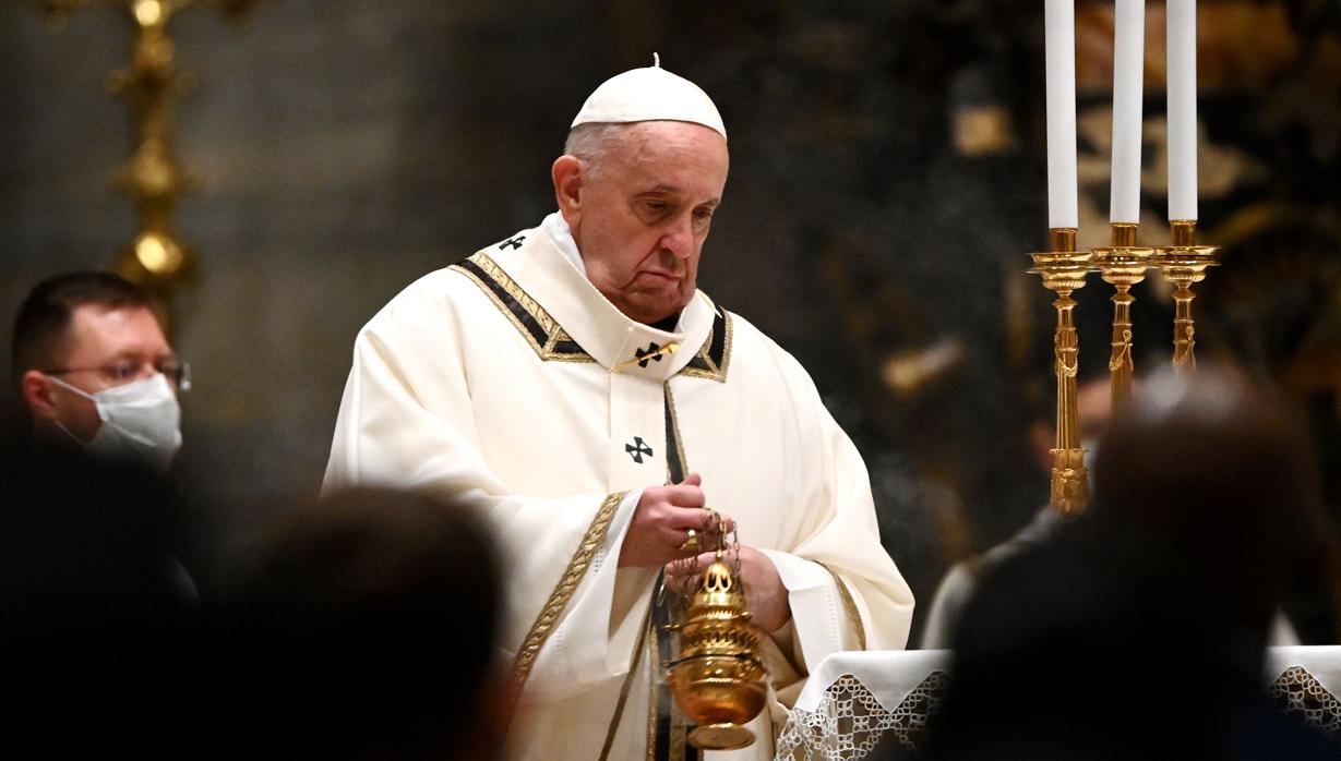 El Papa Francisco en la misa de Nochebuena para conmemorar la natividad de Jesucristo el 24 de diciembre de 2020 en la Basílica de San Pedro en el Vaticano en medio de la pandemia de Covid