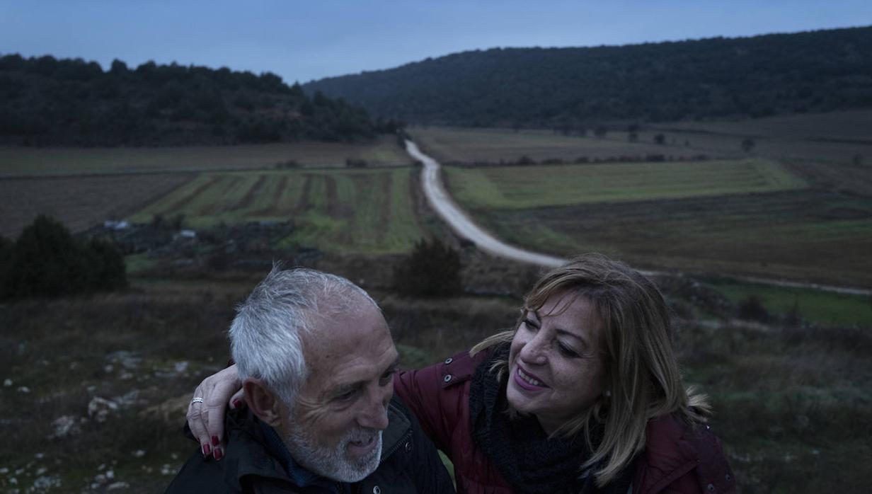 Cristina Ruiz y su marido, Julio Ortiz, en su pequeño pueblo de Guadalajara, Torrecuadradilla, donde «han ganado mucha salud»