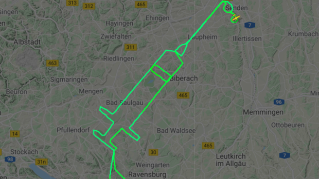 Un piloto dibuja una jeringuilla en el cielo para recordar el inicio de la vacunación contra el coronavirus