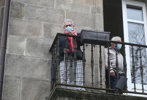 Nieves Cabo Vidal, de 82 años saluda desde el balcón de la residencia