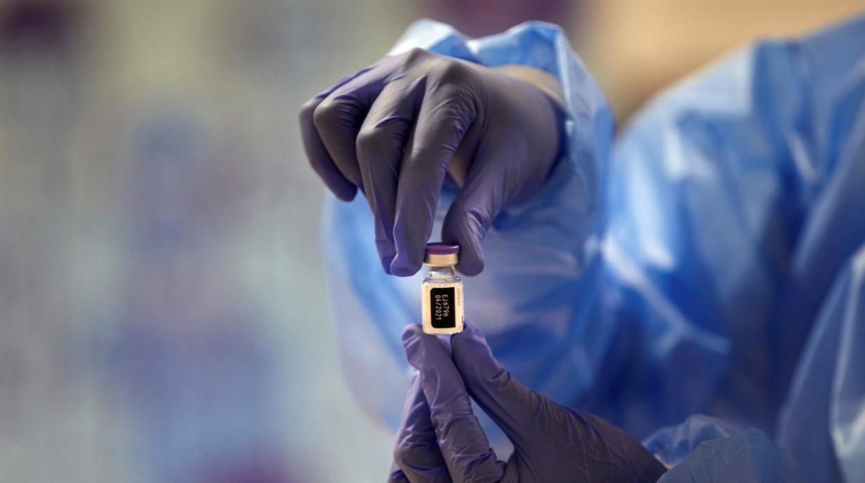 Uno de los viales de la preciada vacuna de Pfizer