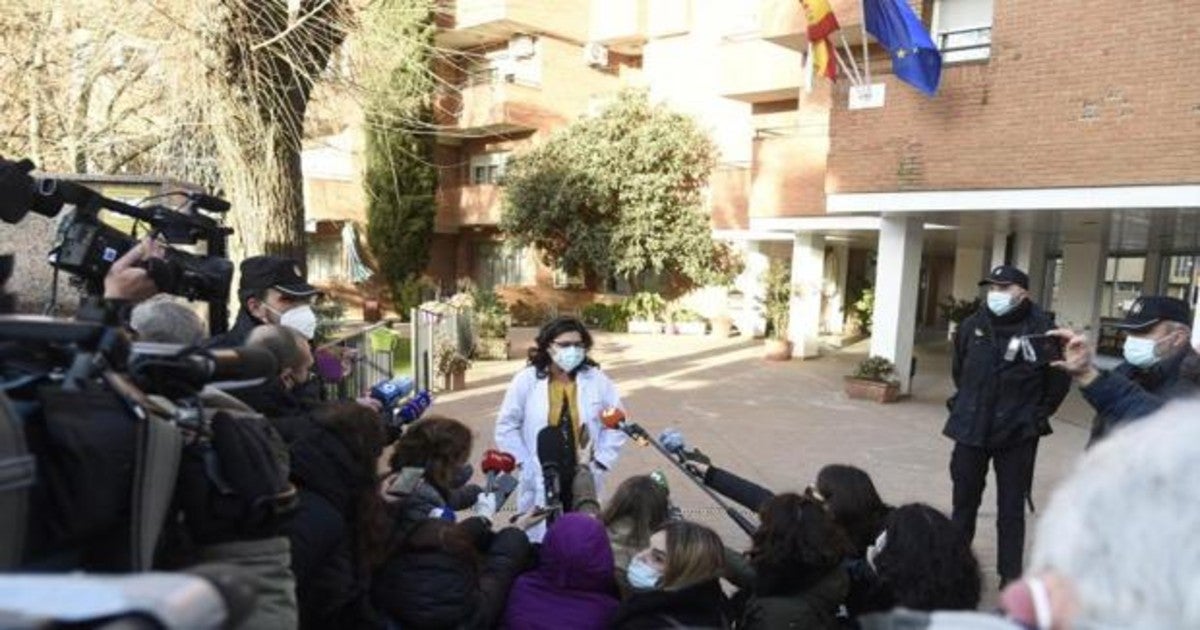 La directora de la residencia, comenta con los periodistas la primera jornada de vacunación