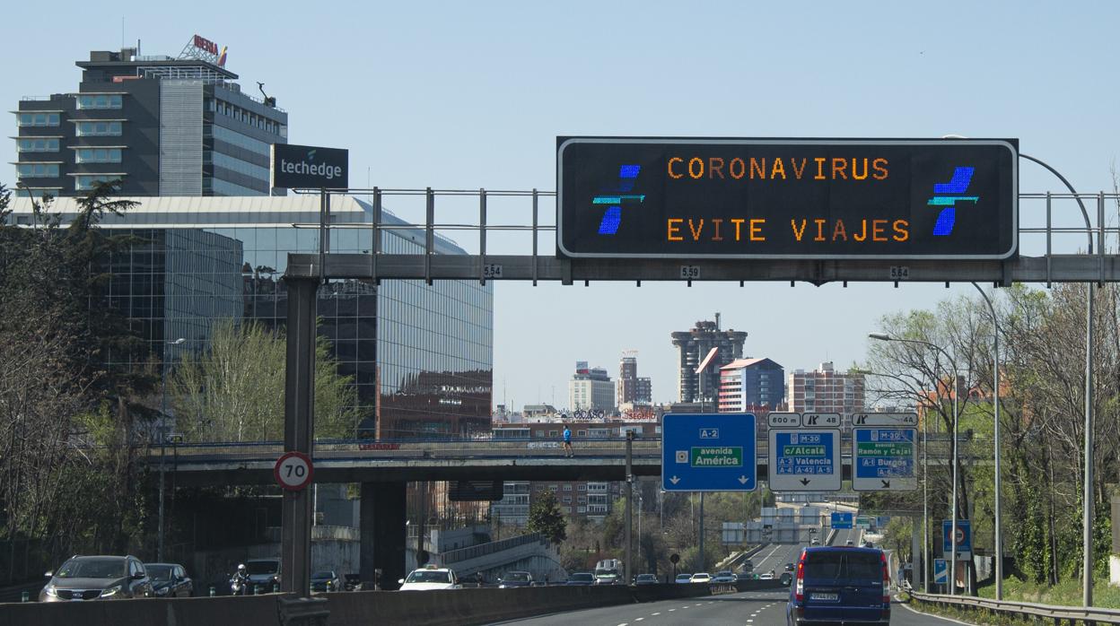 Luminosos de la dgt informando durante el Estado de Alarma decretado en marzo