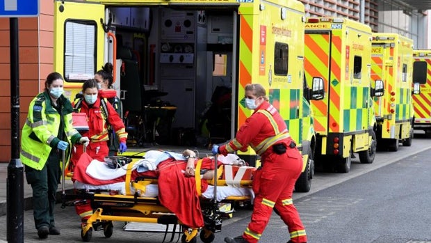 Reino Unido reactiva su hospital de emergencia de Londres y ya aplica, de nuevo «medicina de guerra»