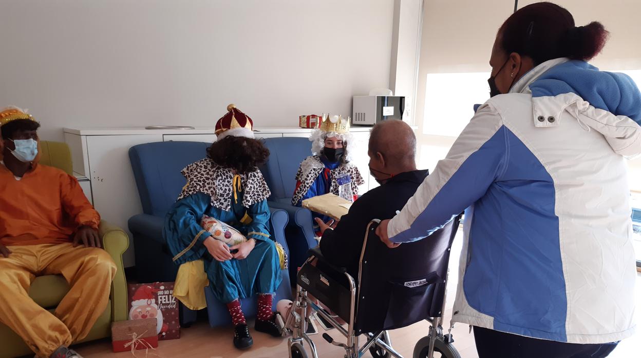 Los Reyes Magos visitan a enfermos paliativos y mayores del hospital de Cuidados Laguna