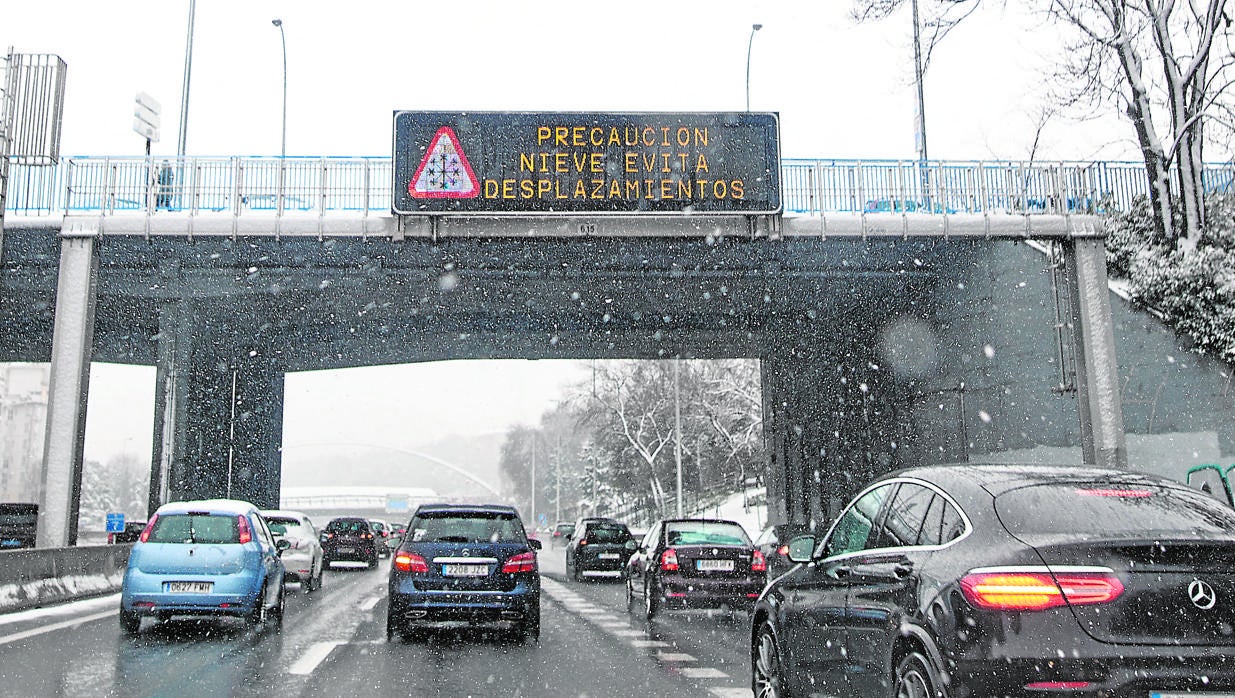 Anuncio de precaución por nieve en una carretera de la capital tras el paso de la borrasca Filomena, en Madrid (España)