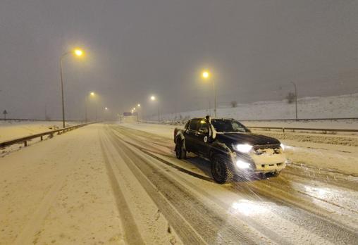 David Barder, conduce su Ford Ranger para trasladar personas a los hospitales