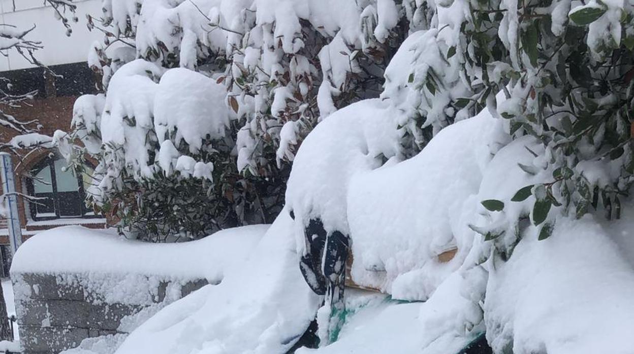 Una persona sin hogar intenta refugiarse del temporal, este sábado