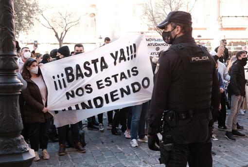 Unas 4.000 personas piden la dimisión de Armengol por las calles de Palma en una protesta no autorizada