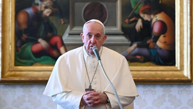 El Papa se vacuna contra el coronavirus en el primer día de campaña en el Vaticano