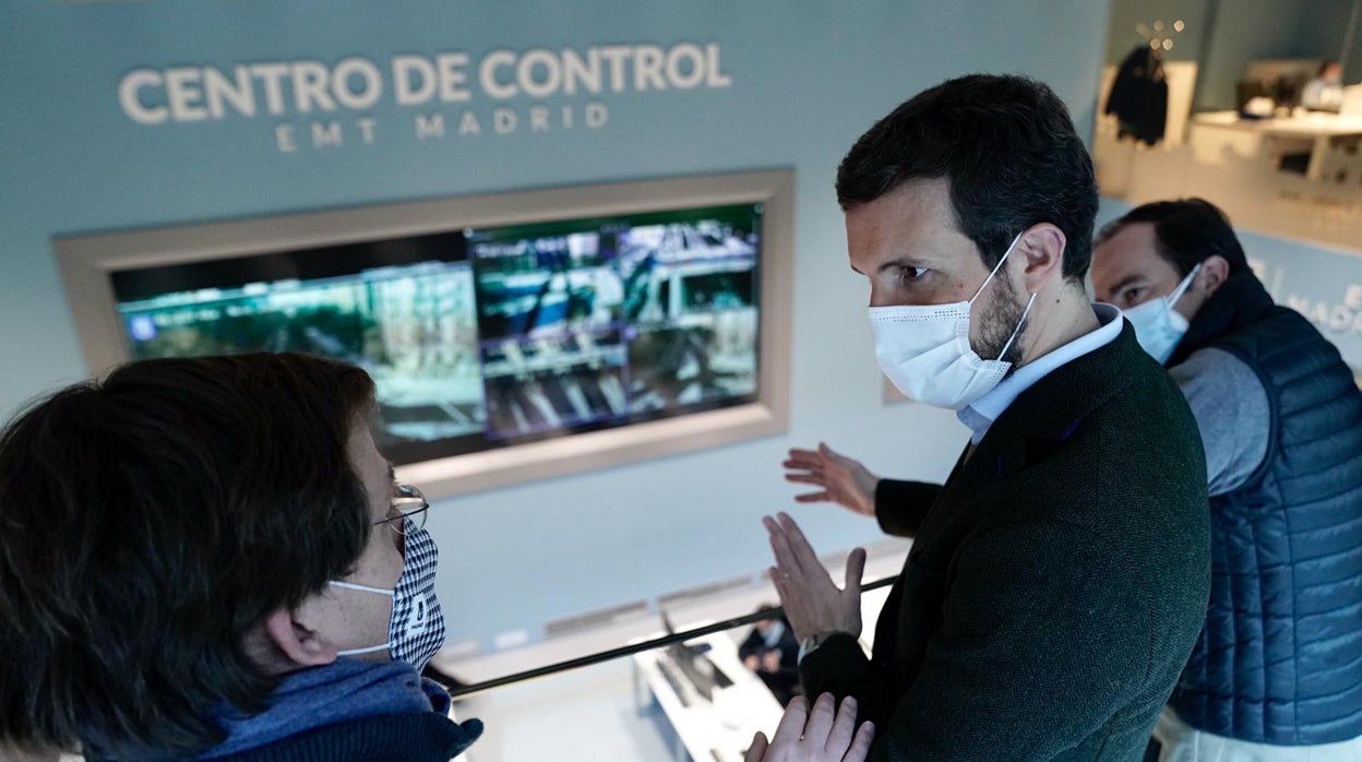 Pablo Casado, con José Luis Martínez-Almeida, en el centro de control de la EMT de Madrid