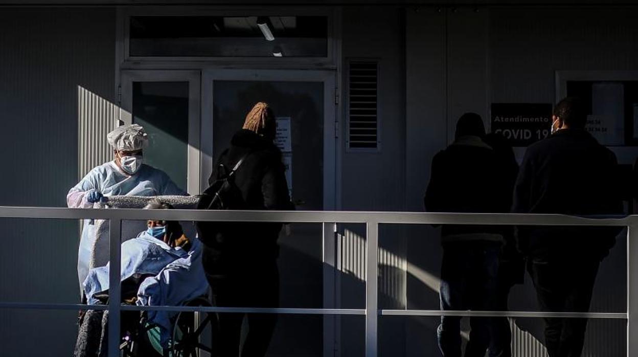 Un enfermo a las puertas de un hospital de Lisboa