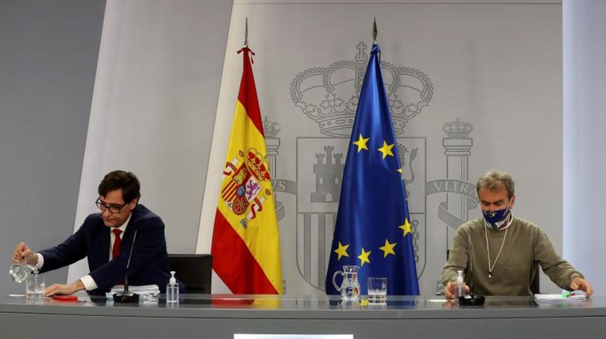 El ministro de Sanidad, Salvador Illa, junto al director del Centro de Alertas Sanitarias, Fernando Simón/ Vídeo: Igea pide al Gobierno que prepare la herramienta para un confinamiento