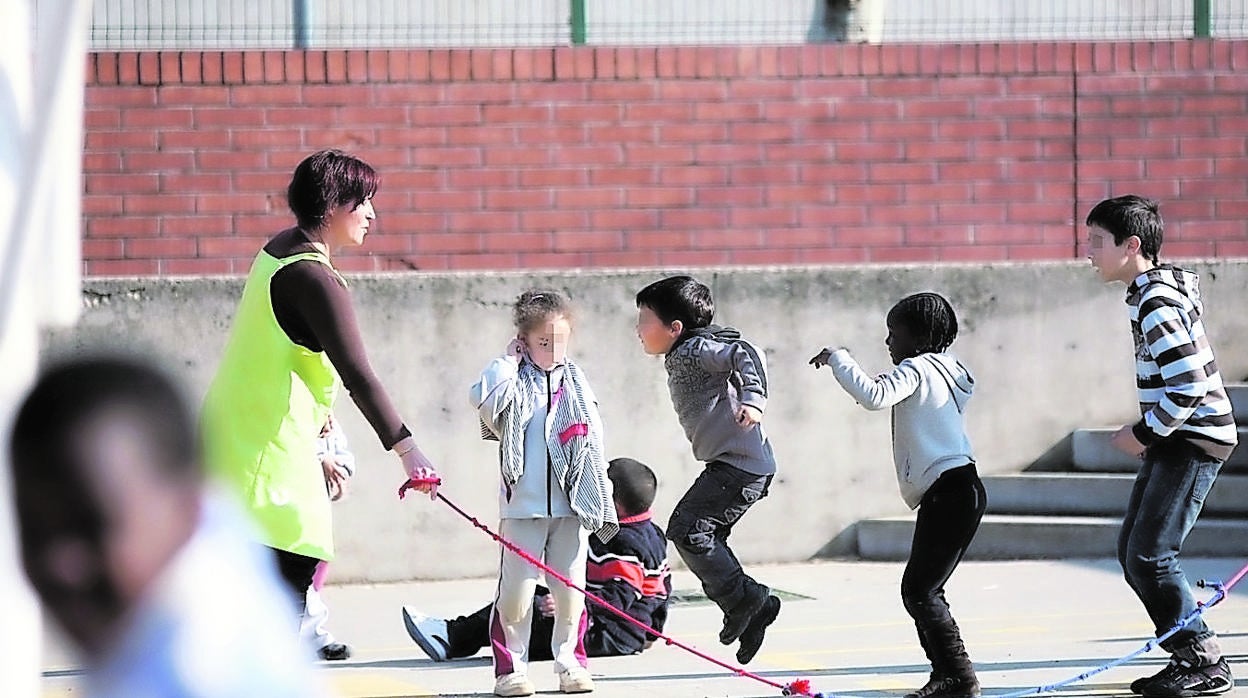 Imagen de archivo de niños de varias nacionalidades jugando en el patio de una escuela de Salt (Gerona)