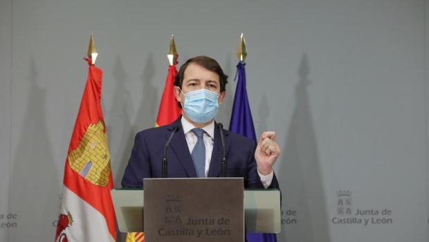 El Supremo da diez días a Mañueco para que responda al recurso del Gobierno contra su toque de queda