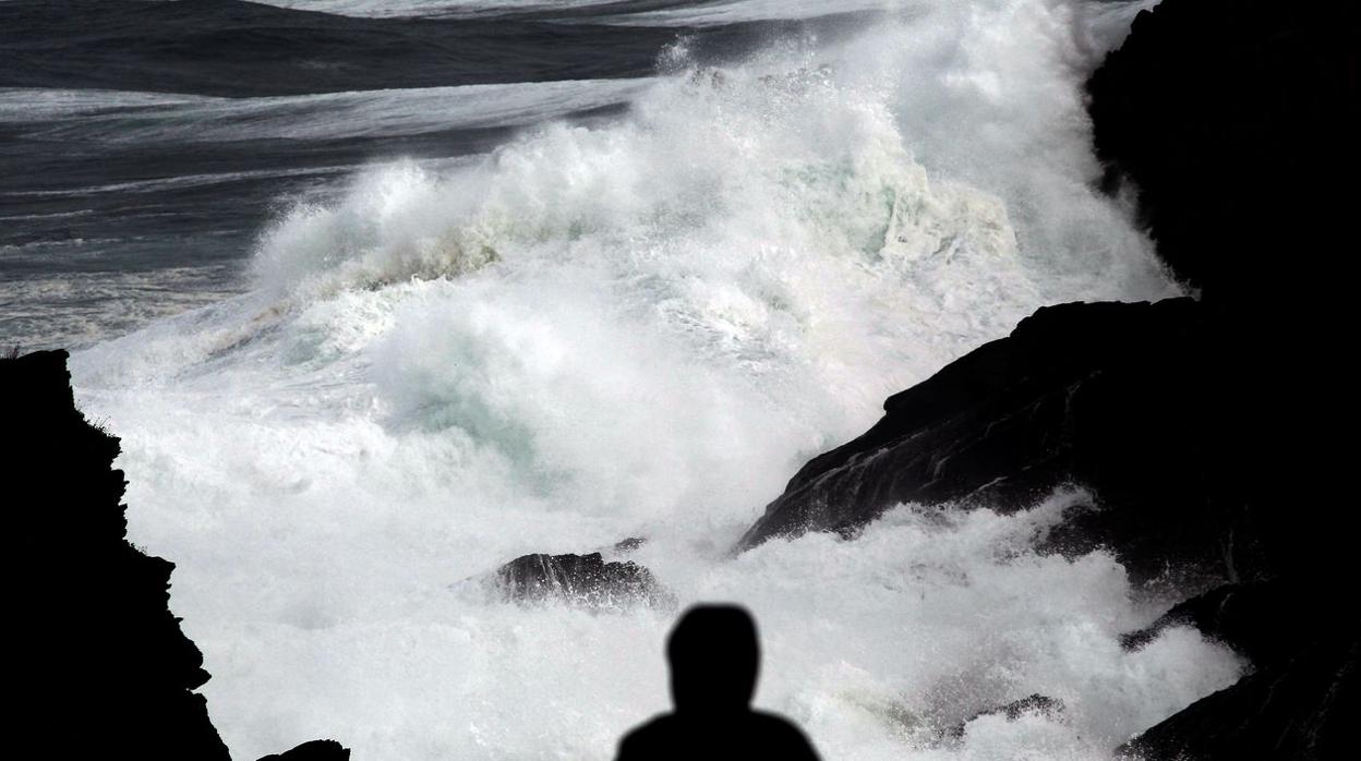 Una persona observa las grandes olas formadas en la playa de Ponzos de Ferrol