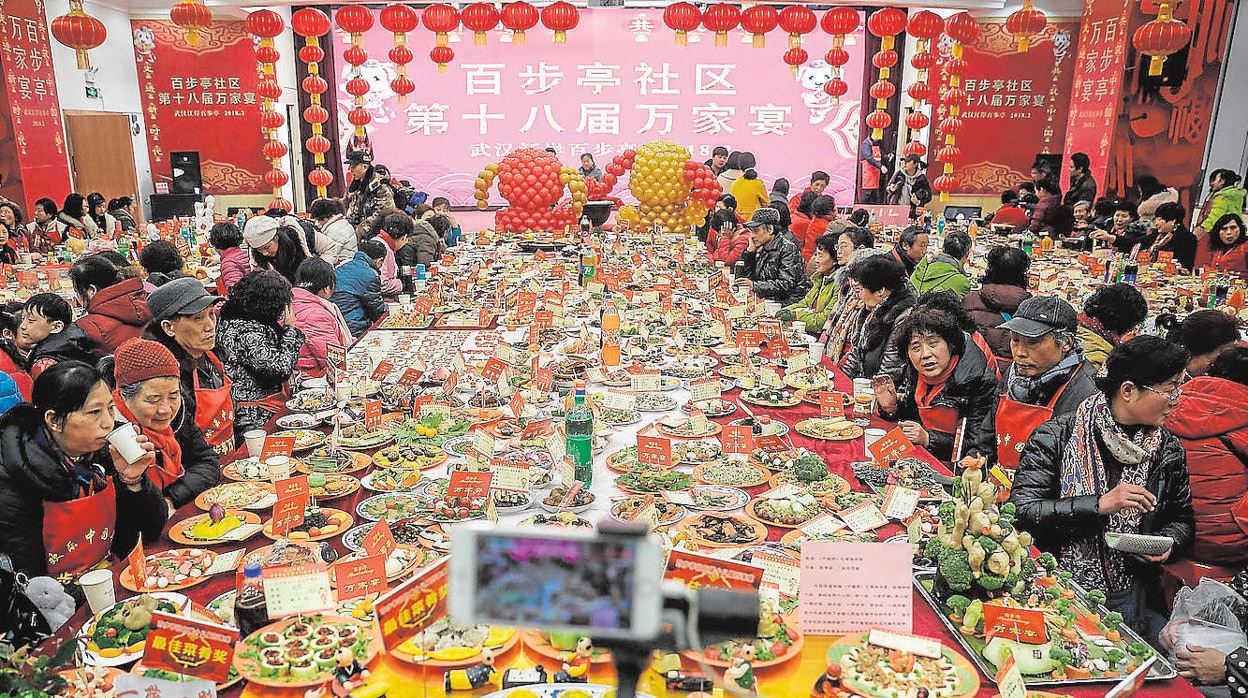 Cuarenta mil familias cocinaron 12.000 platos el 18 de enero del año pasado, cuando el coronavirus ya circulaba por Wuhan