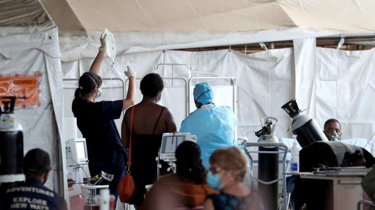 Sanitarios atienden a pacientes en un campamento improvisado de Sudáfrica