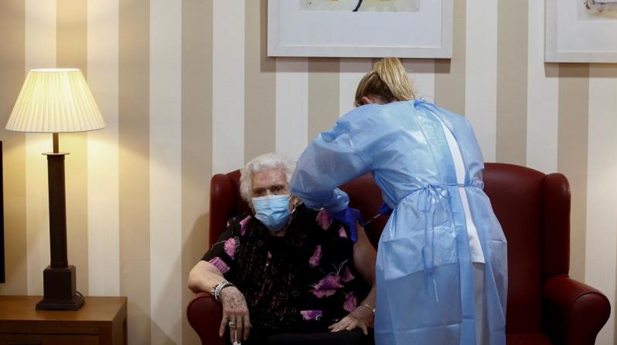 Personal sanitario administra a Antonia Gil, de 92 años, la segunda dosis de la vacuna contra el Covid-19