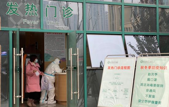 Aunque en Wuhan no se han detectado brotes del coronavirus tras el control de la epidemia en abril, los enfermeros de las «clínicas de la fiebre» siguen protegiéndose con trajes especiales, como este del Hospital Central