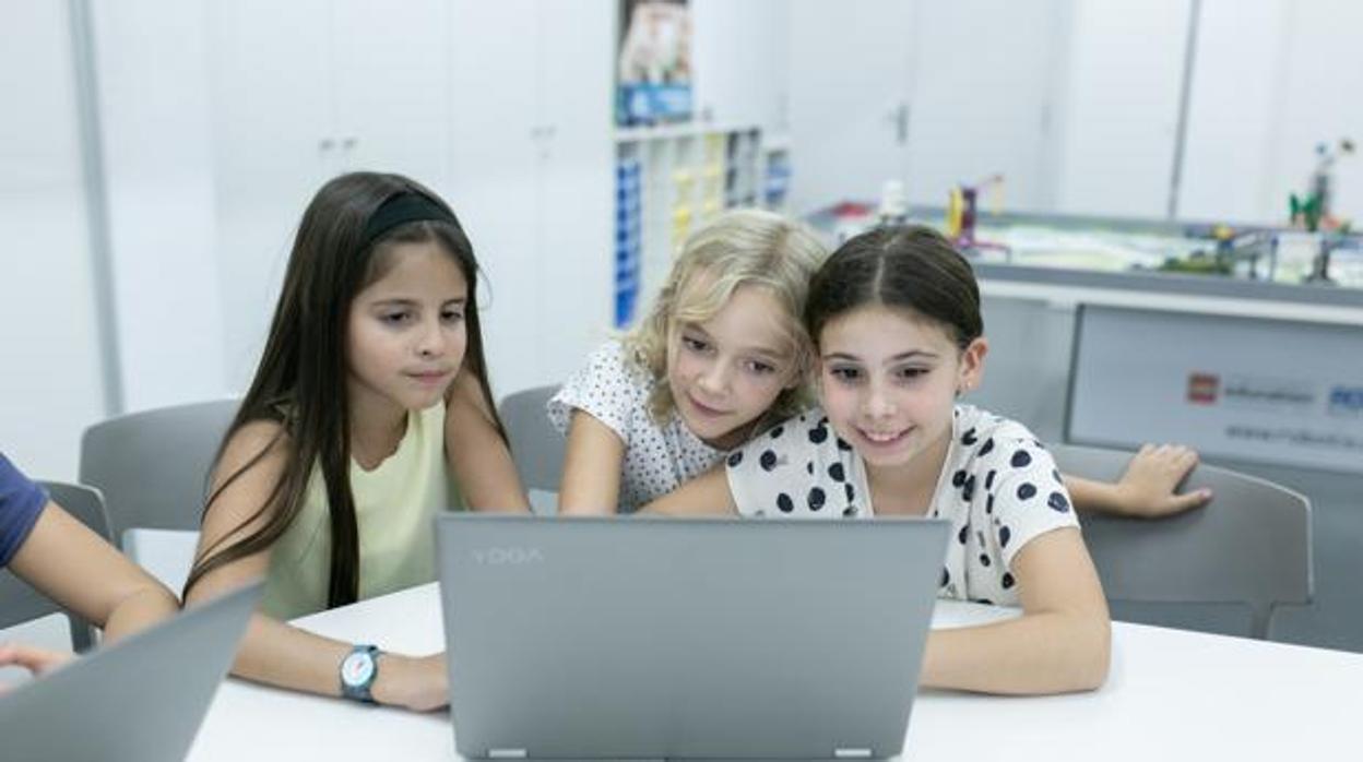 Por qué hay más chicos en las carreras técnicas: desde los 11 años, ellas son mejores en Lengua