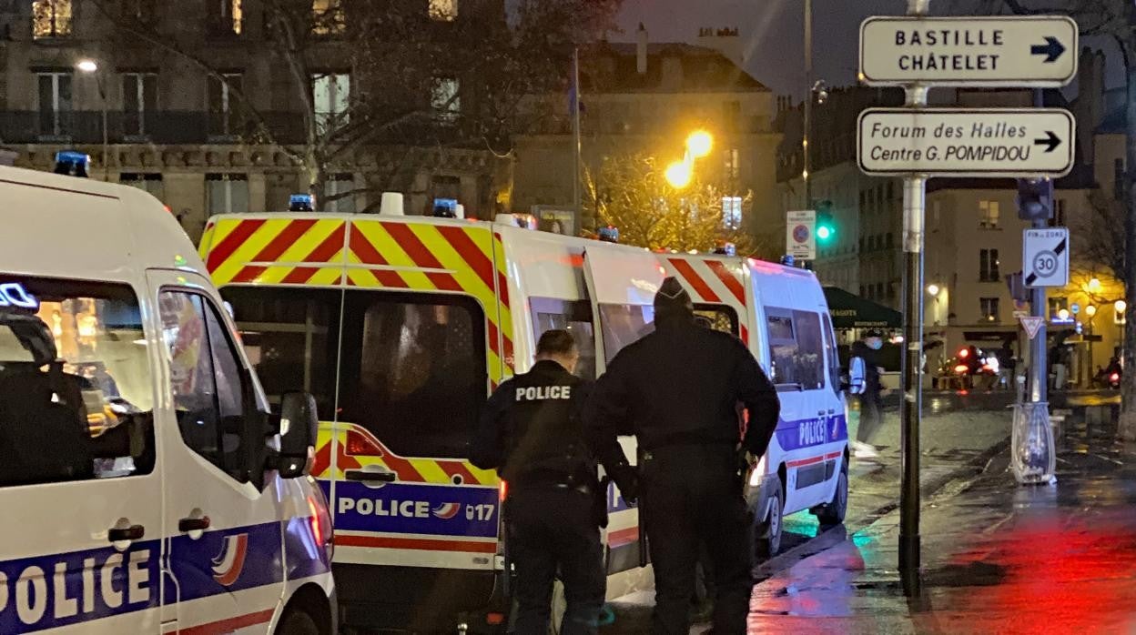 La hora de entrada en vigor del toque de queda en el cruce del Boulevard Saint-Germain y la rue de Rennes