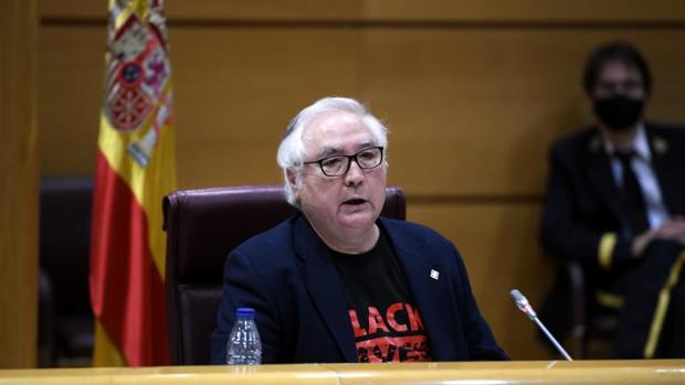 Castells planta ahora a las comunidades en una reunión clave tras desatar el caos entre rectores y alumnos