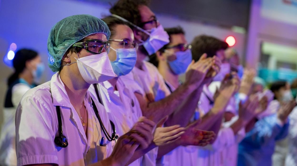 Aplausos de homenaje al personal sanitario en el Hospital Fundación Jiménez Díaz