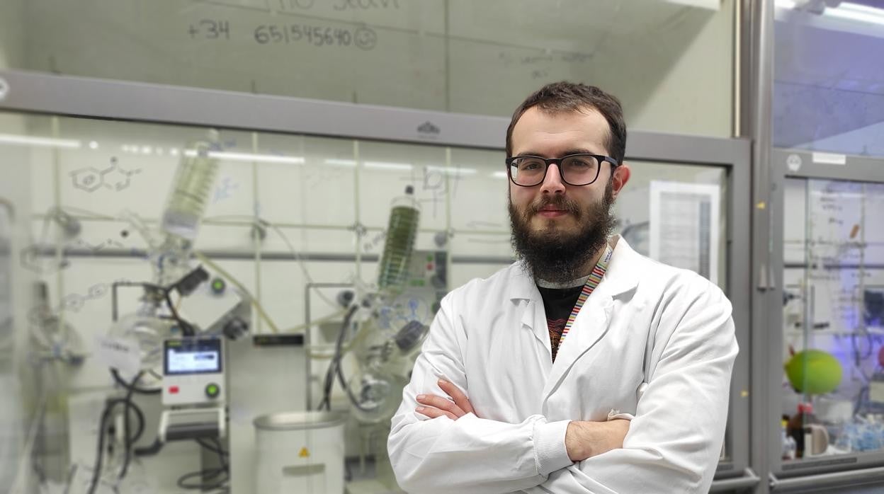 Alejandro Gutiérrez González, químico por la Universidad de La Laguna, acabó la carrera con un 9,4 y el máster, sobre Química Orgánica, con un 9,8. Este joven canario todavia está en España pero también se arriesgará para hacer su estancia en Alemania con su dinero ahorrado y la ayuda de sus padres