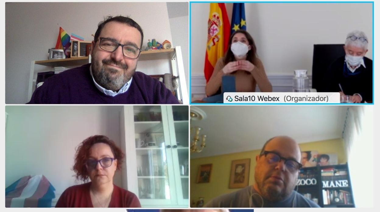 El pasado lunes, Irene Montero y Boti G. Rodrigo, del Ministerio de Igualdad (arriba a la derecha) mantuvieron un encuentro telemático con representantes de la FELGTB (abajo, su presidenta Uge Sangil), la Fundación Triángulo y Chrysallis, así como de la asociación de familias de menores trans