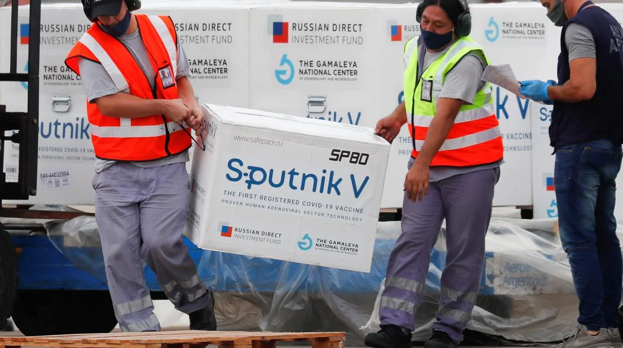 Operarios transportando un cargamento de vacunas Sputnik V