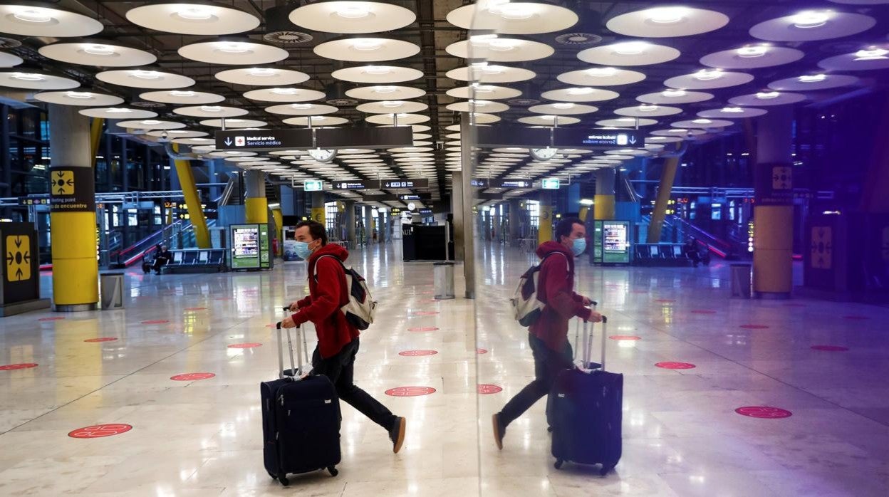 Un pasajero cruza una de las salas del aeropuerto Adolfo Suárez Madrid-Barajas, el miércoles de la semana pasada