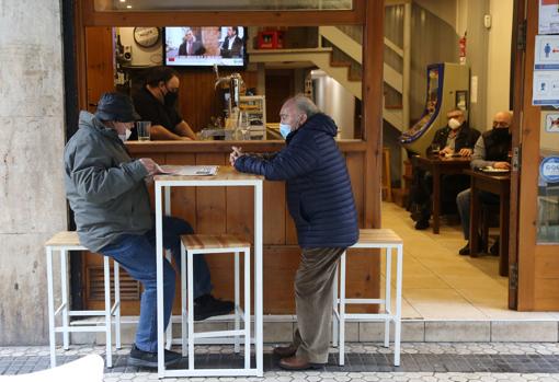 Un bar de San Sebastián el primer día de su reapertura