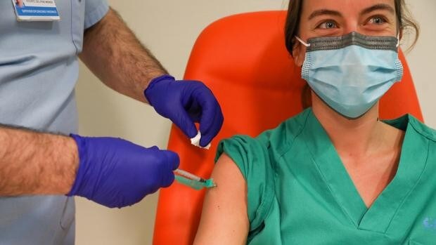 Sanidad recomienda esperar 6 meses para vacunar a los menores de 55 años que hayan pasado el virus