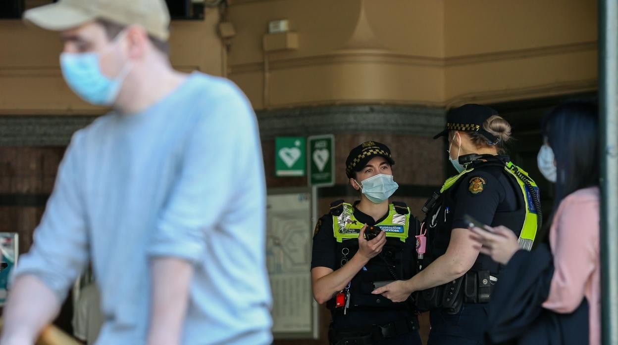 Agentes de policía en una estación de Australia