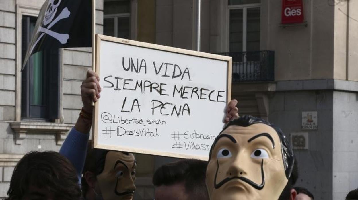 Protesta en el debate por la ley de eutanasia