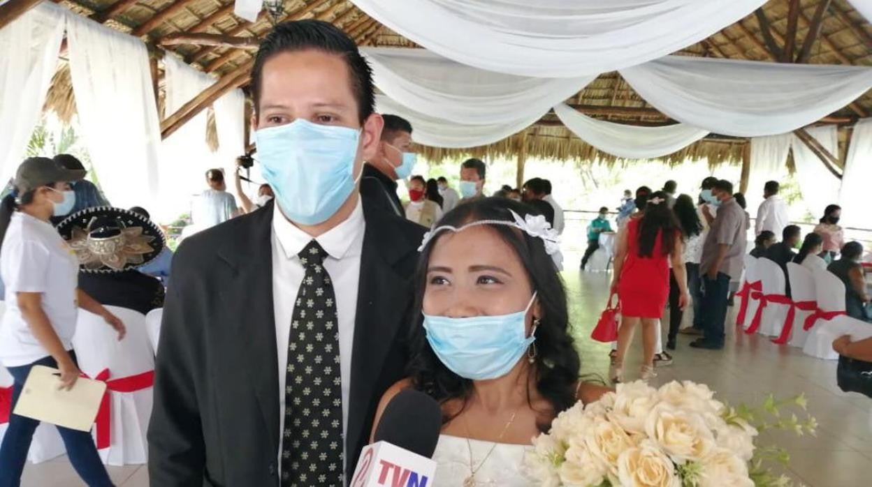 Una de las parejas que se casaron en la boda masiva