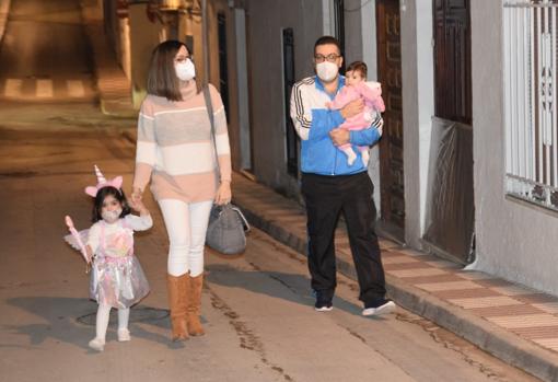 Yolanda Rusillo y Jonathan Giráldez dan un paseo por su pueblo, Mancha Real (Jaén), con mieod al contagio de sus pequeñas