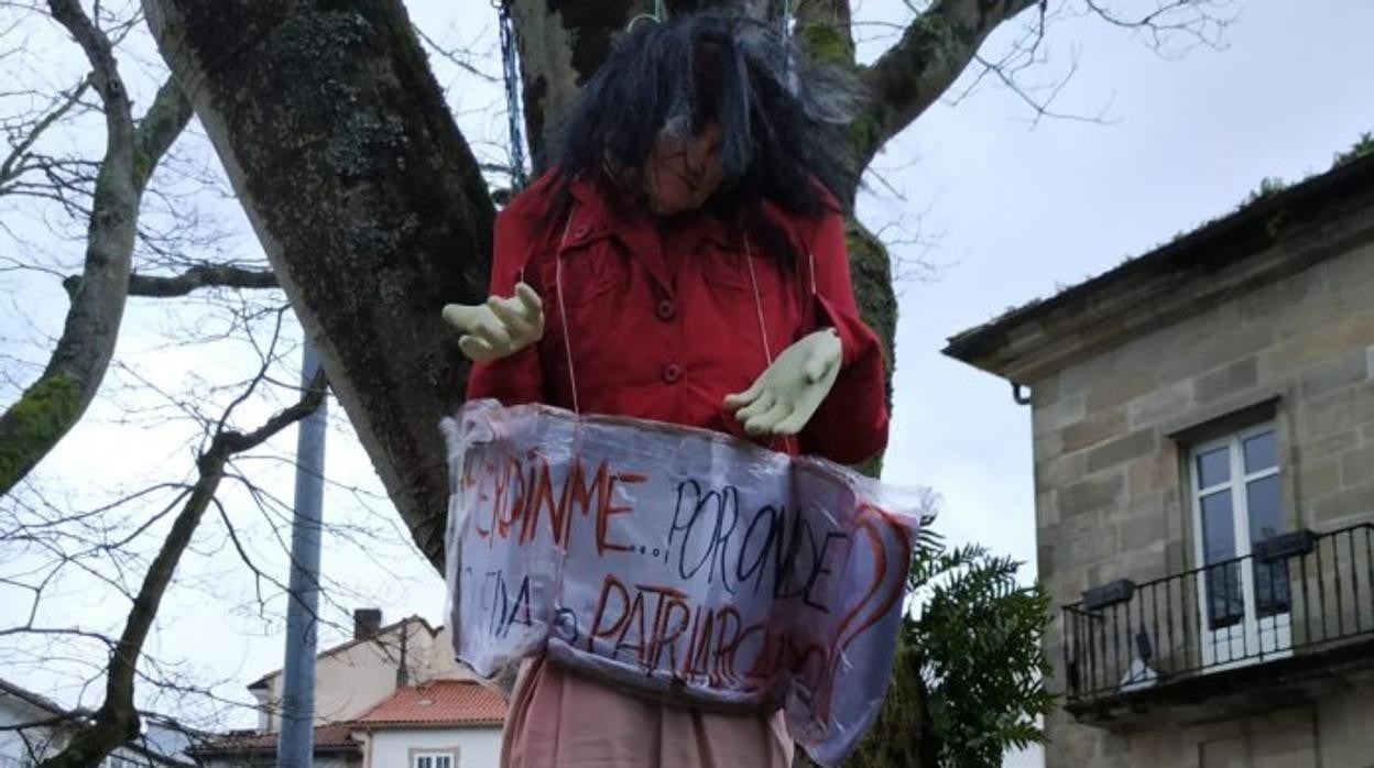 La muñeca ahorcada y con la imagen de Calvo estuvo más de 24 horas colgada en la plaza del 8 de marzo de la capital compostelana. En un cartel se leía, en gallego, «Me he perdido... por dónde queda el patriarcado»