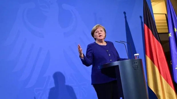 Merkel anuncia que en verano estará en vigor el pasaporte de vacunación europeo